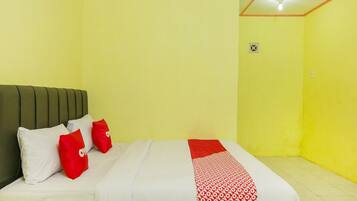 Standard Double Room | Desk, bed sheets