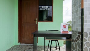 Un mostrador de recepción con un letrero que dice 