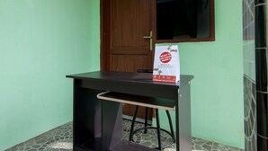 Un mostrador de recepción con un cartel que indica recepción de oficina y una bolsa de material promocional.