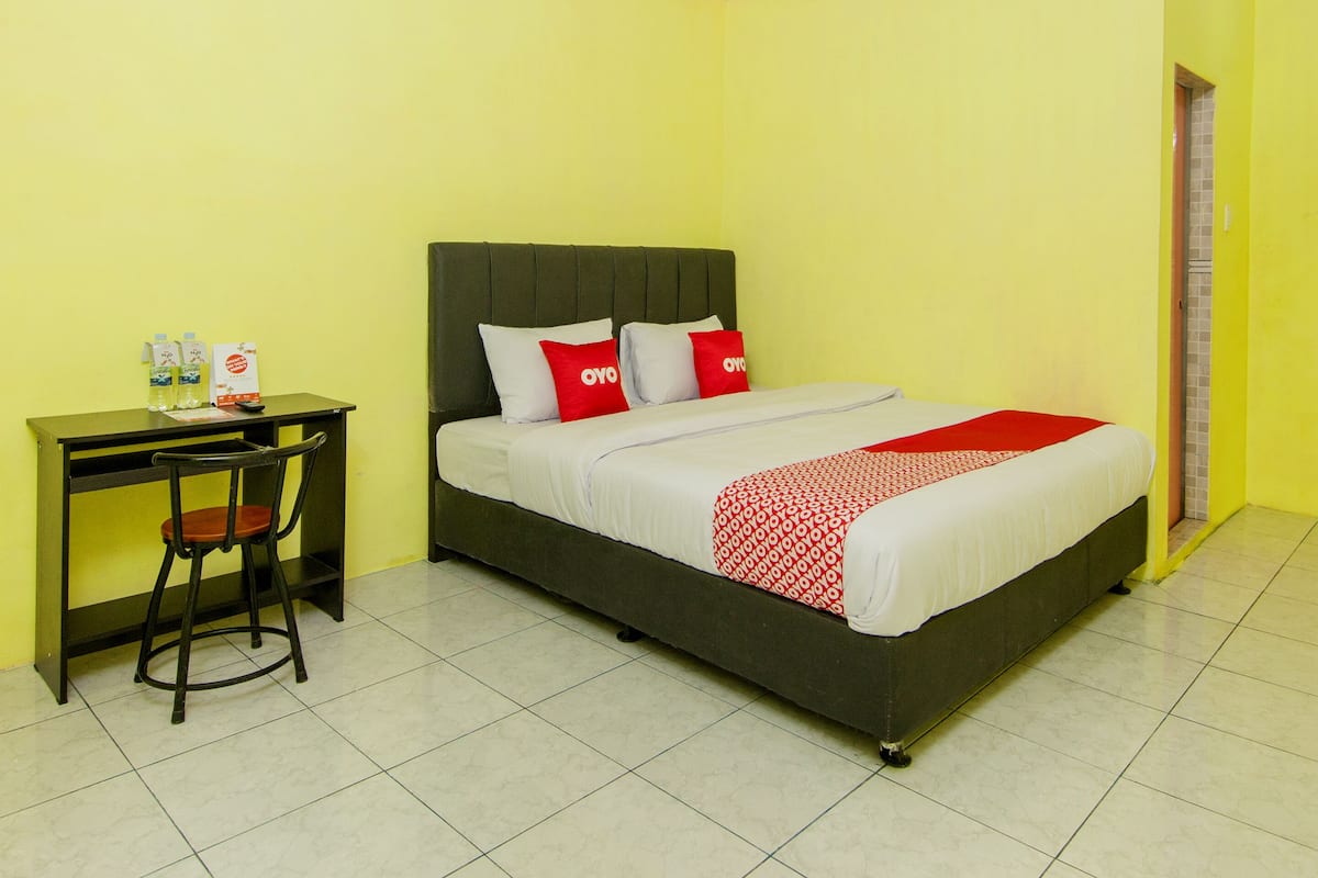 Habitación estándar doble | Escritorio y ropa de cama