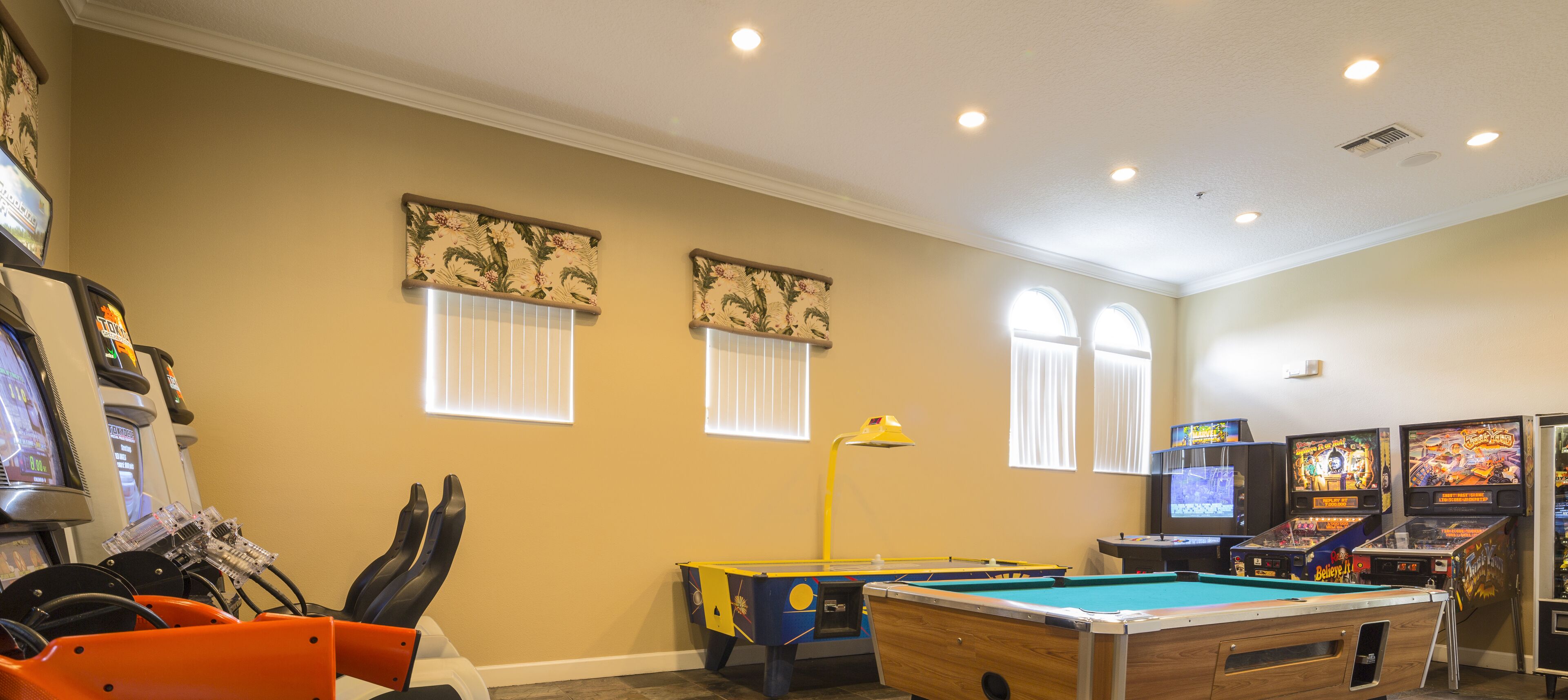 Une salle de loisirs équipée de tables de billard, de jeux d’arcade et d’une table de billard.