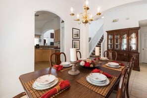 Ferienhaus, 5 Schlafzimmer, eigener Pool (4 Bathrooms) | Essbereich im Zimmer