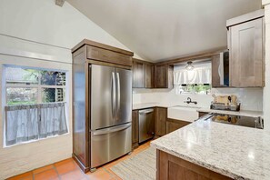 Jääkaappi, mikroaaltouuni, uuni, liesi