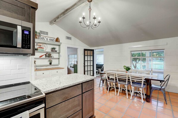 Jääkaappi, mikroaaltouuni, uuni, liesi