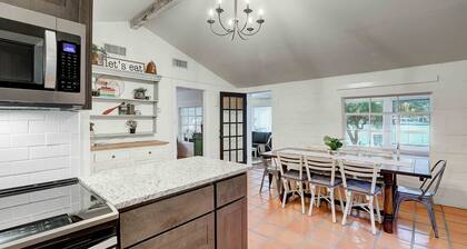 Rennovated Farmhouse Lake McQueeney Cove