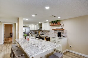 Fridge, microwave, oven, stovetop - Breathtaking sunsets and sunrises! (Indian Rocks Beach)