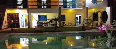 Fachada da propriedade à noite