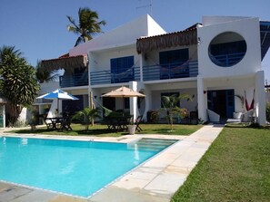 Hồ bơi ngoài trời