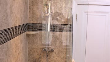 Combined shower/bathtub, hair dryer, towels, soap