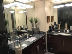 Combined shower/tub, hair dryer, towels, soap - Beautiful Vail Home-Close to Free Vail Bus, Skiing and Golf! (Vail)