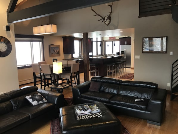 Smart TV, fireplace, video games, DVD player - Beautiful Vail Home-Close to Free Vail Bus, Skiing and Golf! (Vail)