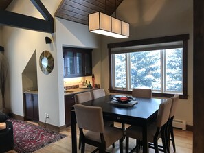 Dining - Beautiful Vail Home-Close to Free Vail Bus, Skiing and Golf! (Vail)