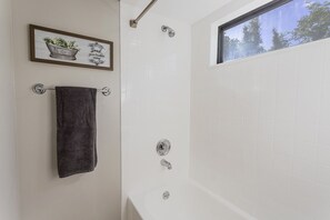 Bathtub, hair dryer, towels - La Casa Del Mar 610 Star5Vacations (Dunedin)