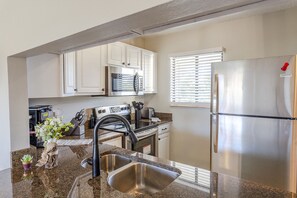 Kjøleskap, mikrobølgeovn, ovn og kokeplater