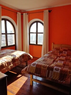 Chambre triple économique, salle de bains commune | Rideaux d’obscurcissement, literie fournie