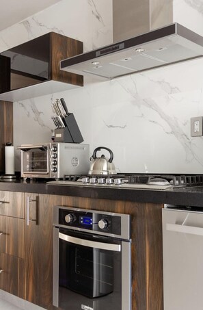 Réfrigérateur, four à micro-ondes, un four, surface de cuisson