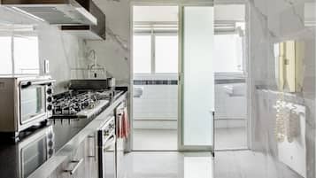 KĂŒhlschrank, Mikrowelle, Ofen, Herdplatte