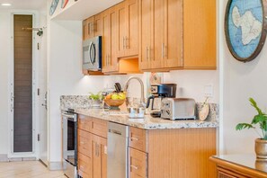 Fridge, microwave, oven, stovetop - EL J222 Remodeled Studio wAC Pool (Lahaina)