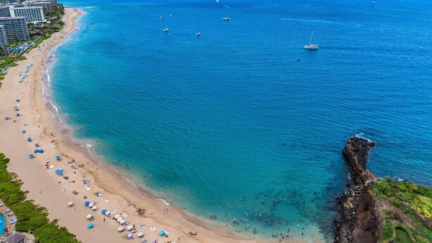Beach nearby, sun-loungers, beach towels - Remodeled Studio w AC Pool & Exclusive Beach Cabana - Maui Eldorado J222 (Lahaina)