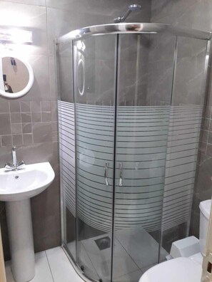 Shower, rainfall showerhead, free toiletries, hair dryer