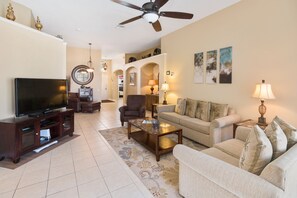 Casa, 4 habitaciones, alberca privada (3 Bathrooms) | Área de sala de estar | Televisión LCD de 55 pulgadas con canales por cable y televisión