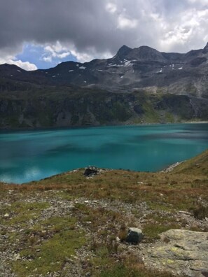 Un paisaje montañoso con un lago color turquesa.