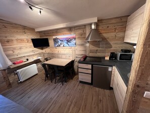 Réfrigérateur, micro-ondes, plaque de cuisson, bouilloire électrique