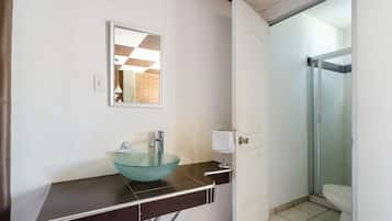 Habitación Deluxe con 2 camas individuales, 2 camas individuales | Baño | Ducha y cabezal de ducha tipo lluvia