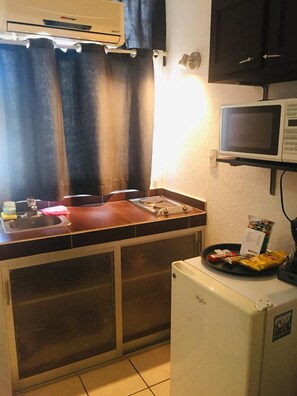 Executive Double Room Single Use, 1 Queen Bed | Private kitchen | Dishwasher, coffee/tea maker, griddle, cleaning supplies - My Suite Ejecutivas (Culiacán)