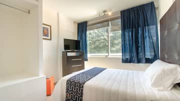 Comfort Room, 1 Bedroom | Free minibar items, individually decorated, individually furnished, desk