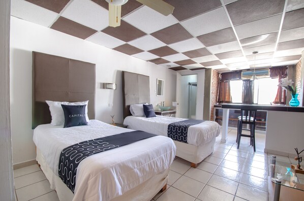 Deluxe Twin Room, 2 Twin Beds | Free minibar items, individually decorated, individually furnished, desk - My Suite Ejecutivas (Culiacán)