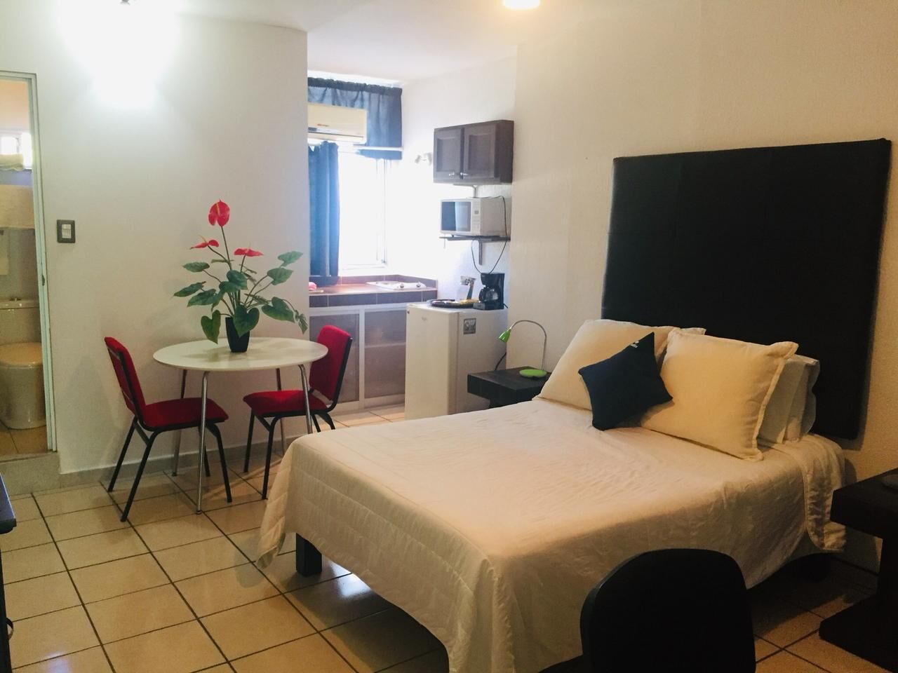 Habitación doble ejecutiva de uso individual, 1 cama Queen size | Artículos del minibar gratis y decoración personalizada 