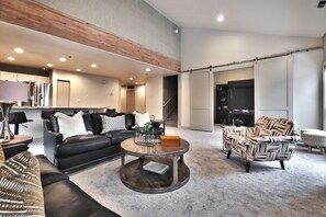 Televisio, takka, stereot, työhuone