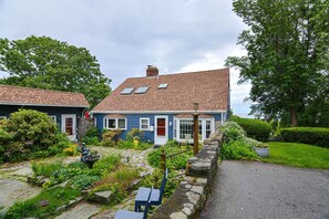 Exterior - Granite Pier: Blends craftsmanship with modern amenities. Water views! (Rockport)