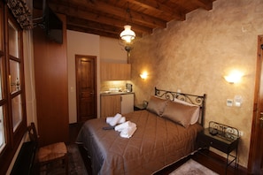 Deluxe Double or Twin Room | Egyptian cotton sheets, premium bedding, laptop workspace