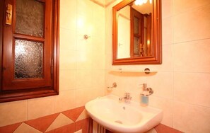 Deluxe Double or Twin Room | Bathroom | Shower, rainfall showerhead, free toiletries, hair dryer