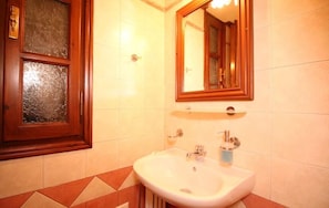 Deluxe Double or Twin Room | Bathroom | Shower, rainfall showerhead, free toiletries, hair dryer