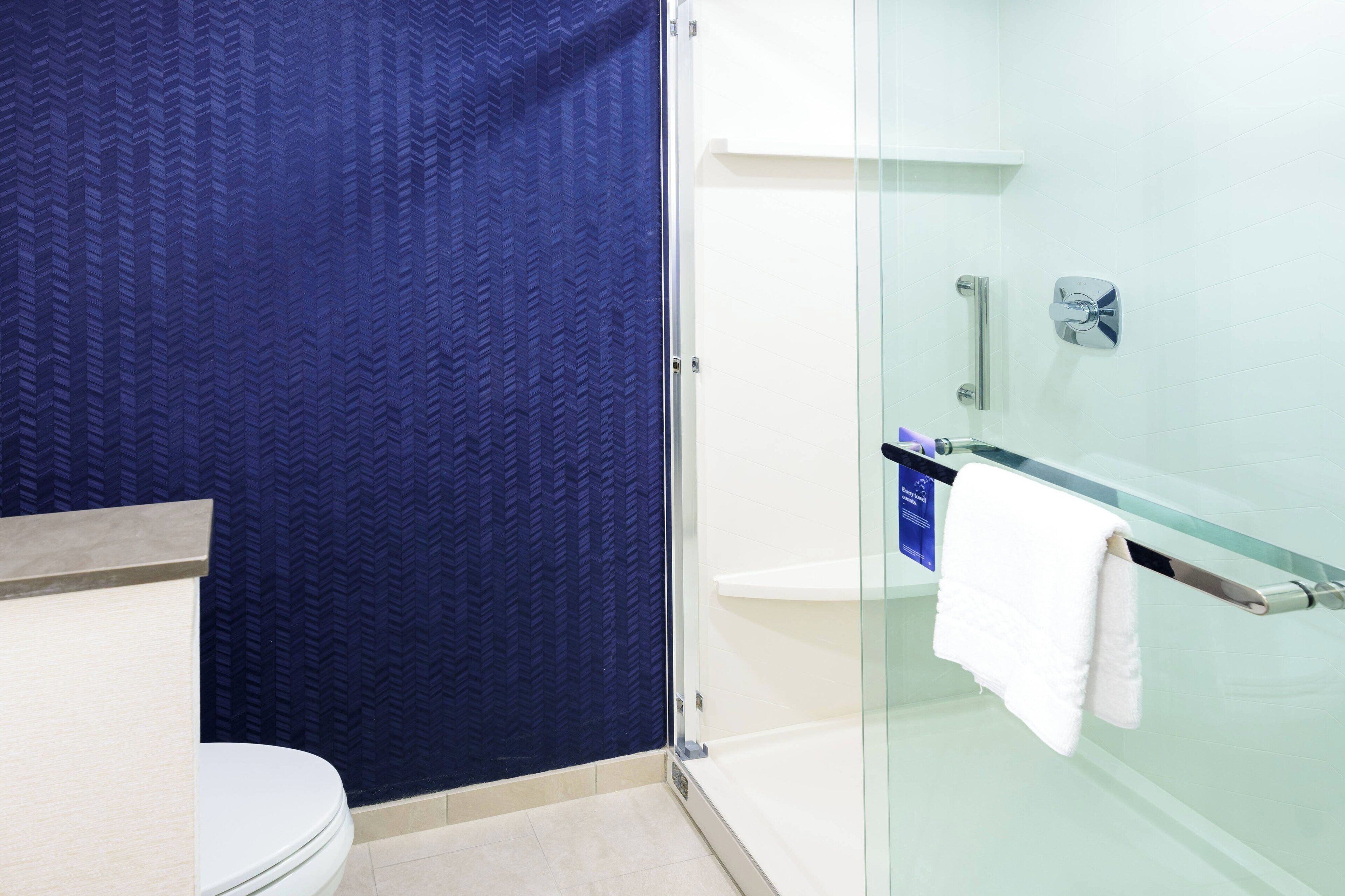 shower, hydromassage showerhead, free toiletries, hair dryer