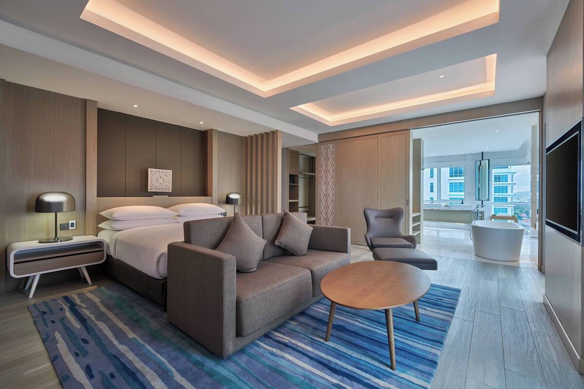ห้องเพรสซิเดนเชียลสวีท, 1 ห้องนอน, วิวแม่น้ำ | มินิบาร์, ตู้นิรภัยในห้องพัก, โต๊ะทำงาน, ผ้าม่านกันแสง
