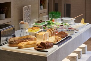 Daily full breakfast for a fee