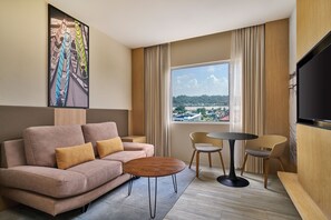 Minibar, brankas, dan didekorasi berbeda-beda