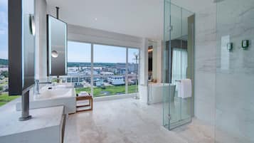 Presidential-Suite, 1 Schlafzimmer, Nichtraucher, Flussblick | Badezimmer | Dusche, Hydromassagedusche, kostenlose Toilettenartikel, Haartrockner