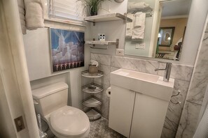 Bathroom - Frank`s Key West Cottage (Wilton Manors)