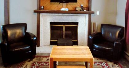 Paintbrush North- clean & quiet home with mountain views