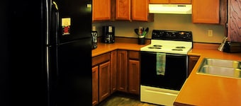 Paintbrush North- clean & quiet home with mountain views