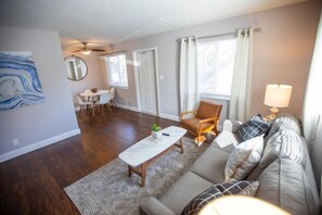 TV - Brief Homes - Oakland Park Victor 2 Bedroom #9 (Oakland Park)