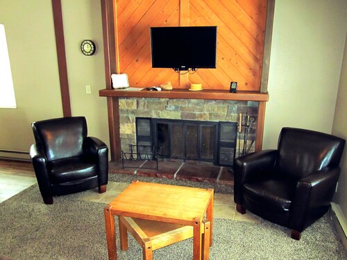 Sandhill West Home - comfortable family retreat with great views