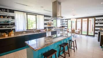 Rumah | Dapur pribadi | Lemari es, microwave, kompor, dan mesin pencuci piring