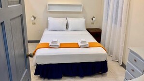 2 bedrooms, desk, free WiFi - Cozy Hilltop Apt w/ Scenic Mountain + City Views (Port of Spain)