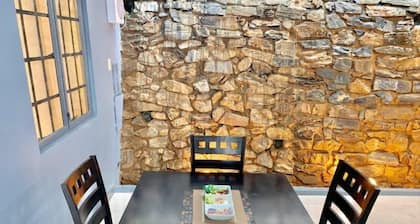 Cozy Hilltop Apt w/ Scenic Mountain + City Views